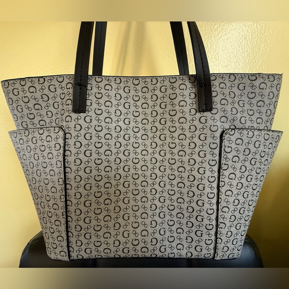 Guess Logo Tote Handbag - New without tags - Picture 6 of 14